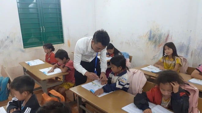 មិន​ត្រឹម​តែ​បង្រៀន​អក្សរ​ទេ លោក ហាយ ក៏​បាន​បង្រៀន​ក្មេងៗ​ពី​របៀប​ថែរក្សា​ខ្លួន​តាំងពី​តូច​បំផុត ដូចជា​កាត់​ក្រចក​ជាដើម។ (រូបថត៖ NVCC)