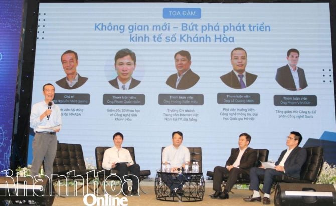Các đại biểu, chuyên gia tham gia Tọa đàm với chủ đề “Không gian mới - Bứt phá phát triển kinh tế số Khánh Hòa”. Ảnh: Báo Khánh Hòa.