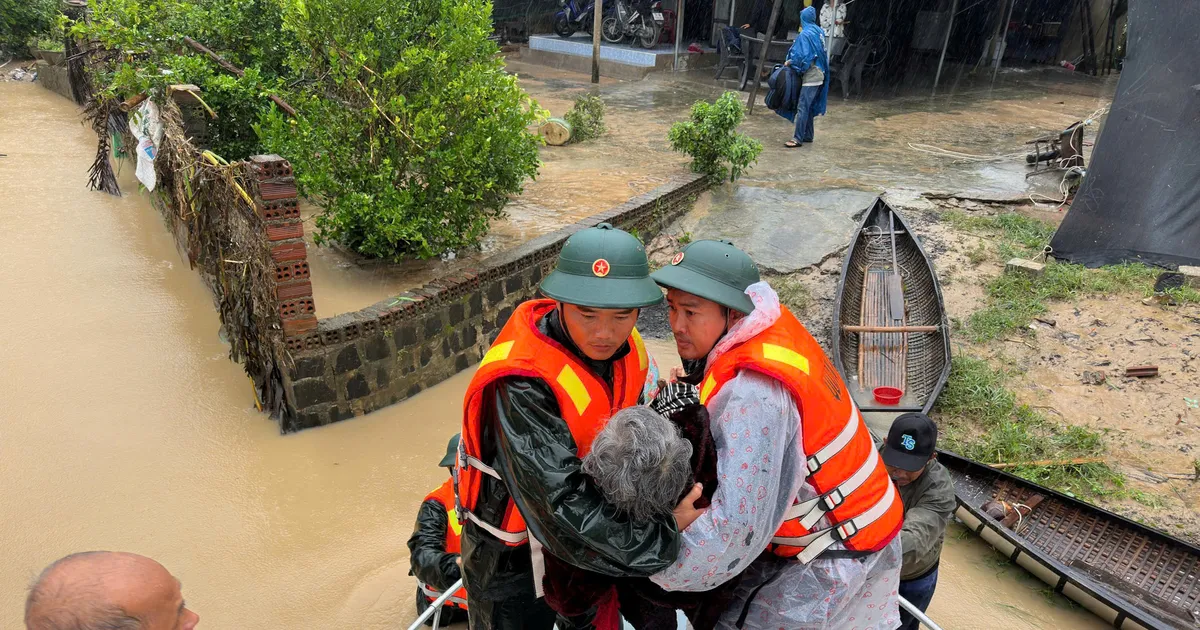 Bộ đội căng mình cứu dân giữa nước lũ