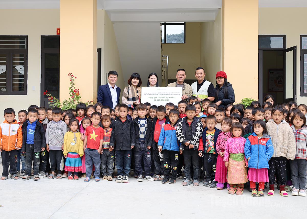 जीएनआई संगठन फो काओ प्राइमरी स्कूल, फो बांग कम्यून में आवासीय छात्रों को उपकरण और सुविधाएं प्रदान करता है।