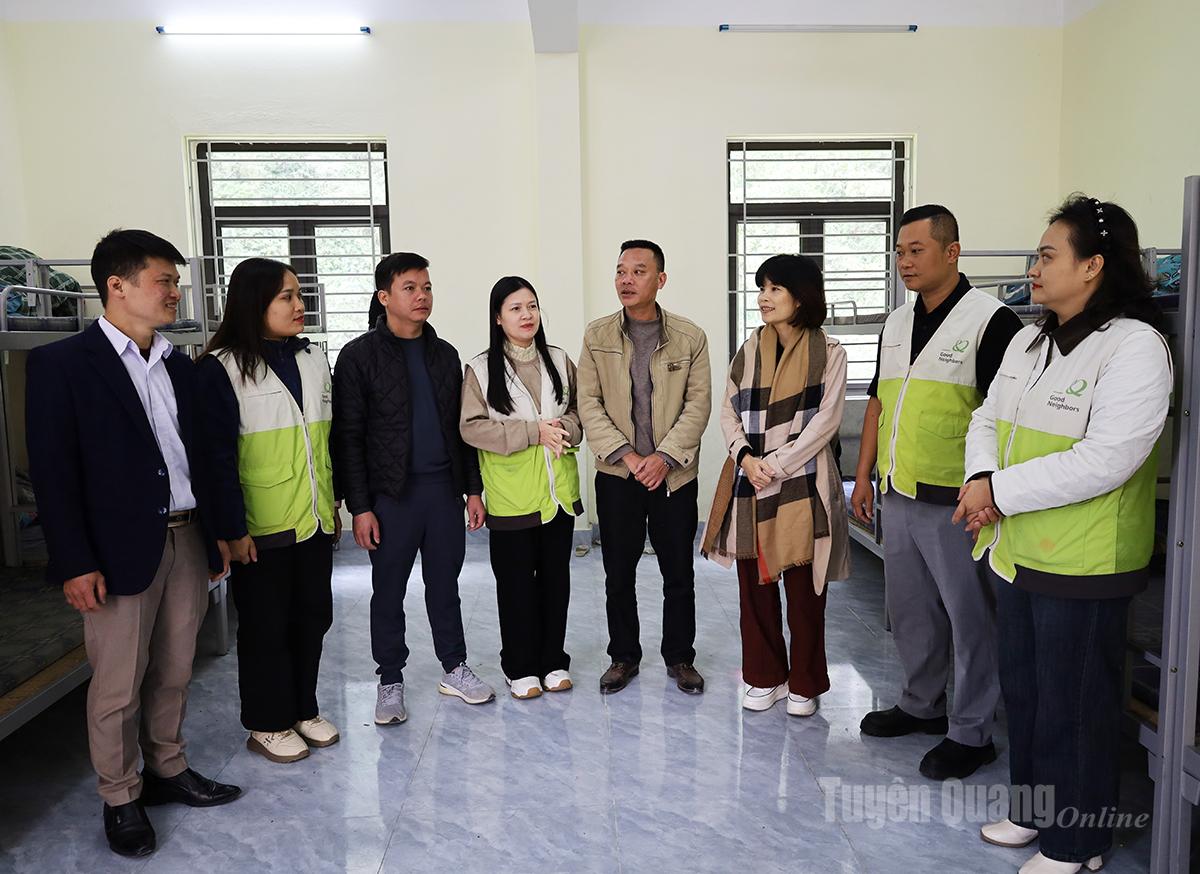 विदेश मंत्रालय और जीएनआई संगठन के प्रतिनिधियों ने फो काओ प्राइमरी स्कूल, फो बांग कम्यून के बोर्डिंग छात्रों के लिए बोर्डिंग हाउस का दौरा किया।