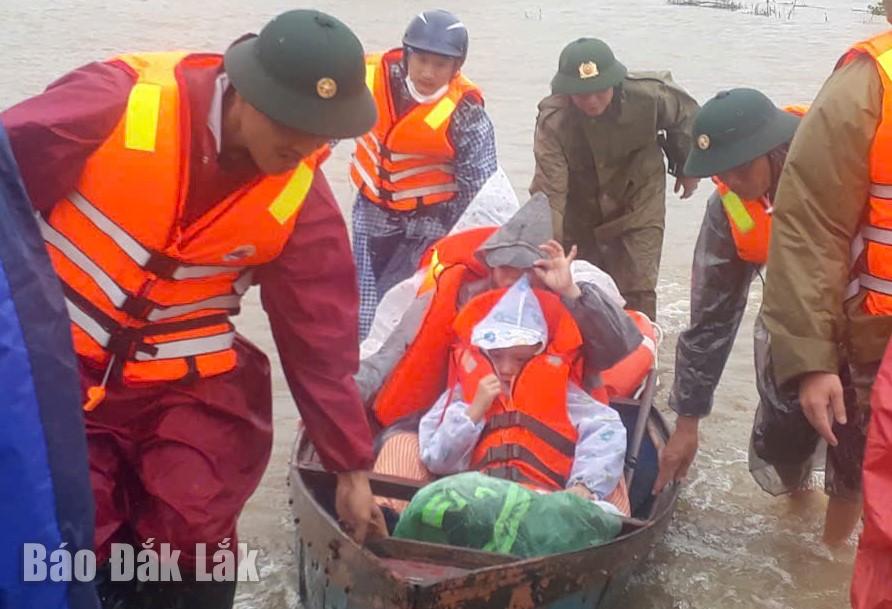 Cán bộ, chiến sĩ Đồn Biên phòng Hòa Hiệp Nam cùng các lực lượng và chính quyền địa phương hỗ trợ di dời người dân đến nơi an toàn. 