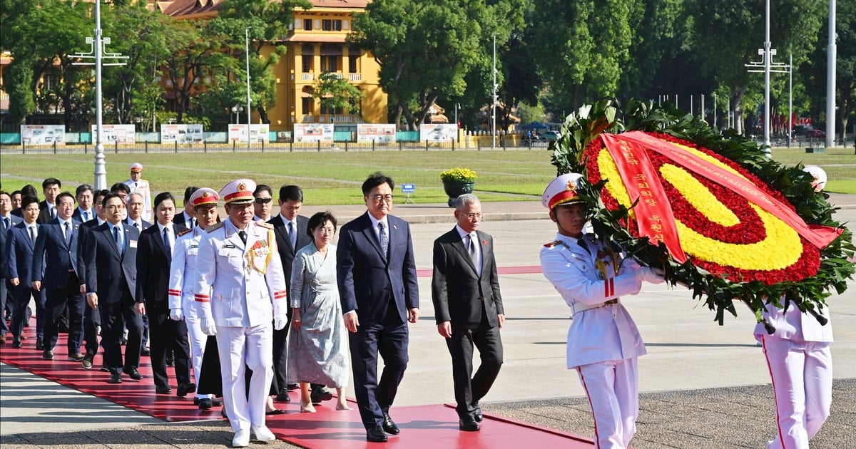 Chủ tịch Quốc hội Hàn Quốc Woo Won Shik viếng Lăng Chủ tịch Hồ Chí Minh