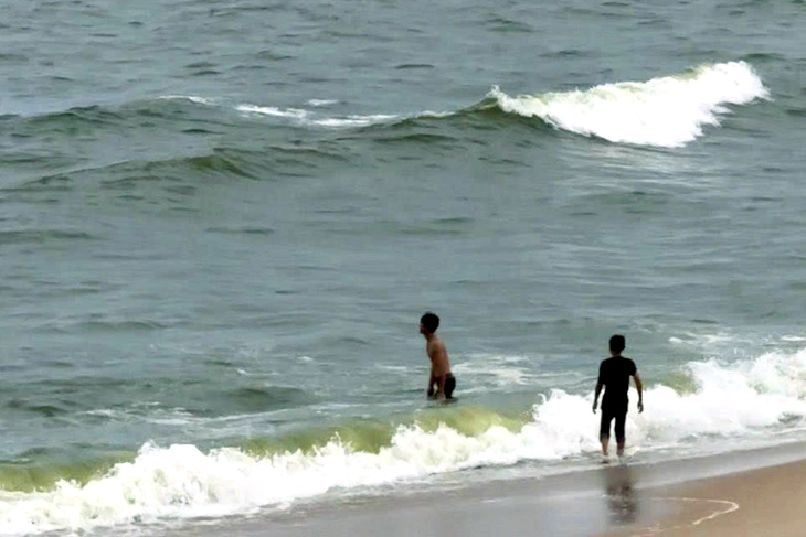 Nước biển ở Vũng Tàu có màu xanh lá khác lạ do vi tảo - Ảnh 1.