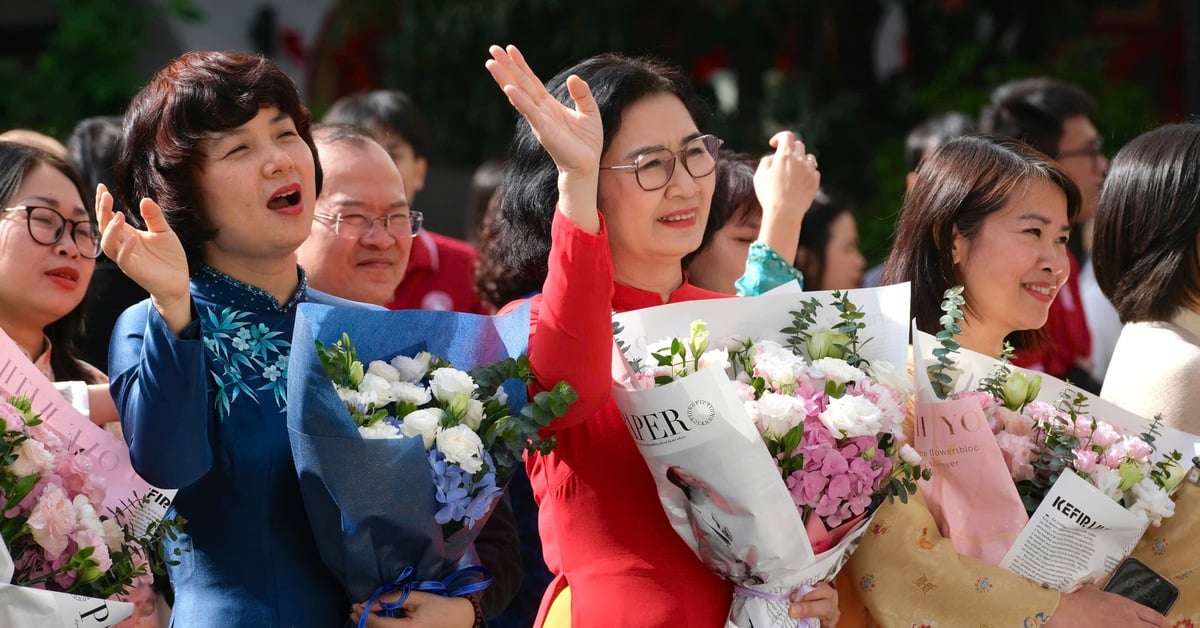 Ban giám hiệu hát 'Người gieo mầm xanh' cùng sinh viên trong Ngày Nhà giáo Việt Nam