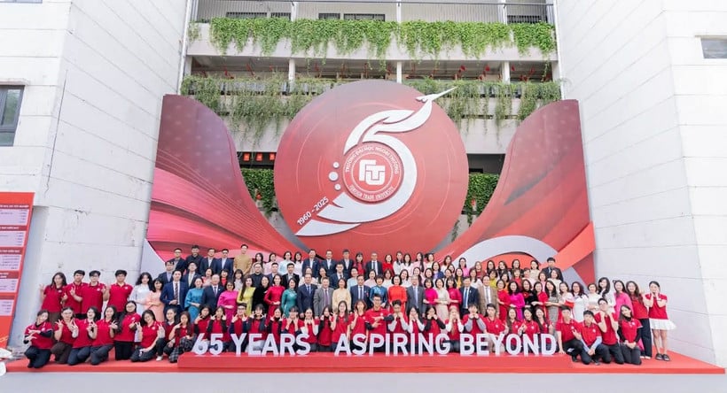 De leiding van de Buitenlandse Handelsuniversiteit en haar studenten.