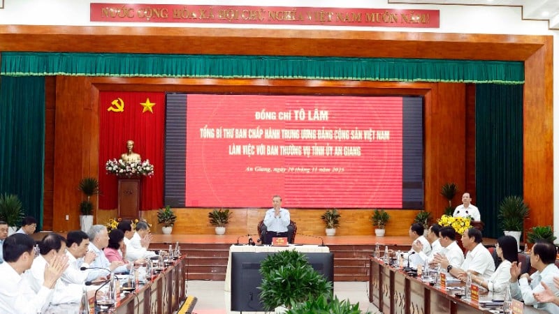 Generalsekretär To Lam arbeitet mit dem Ständigen Ausschuss des Parteikomitees der Provinz An Giang zusammen. (Foto: Thong Nhat/VNA)