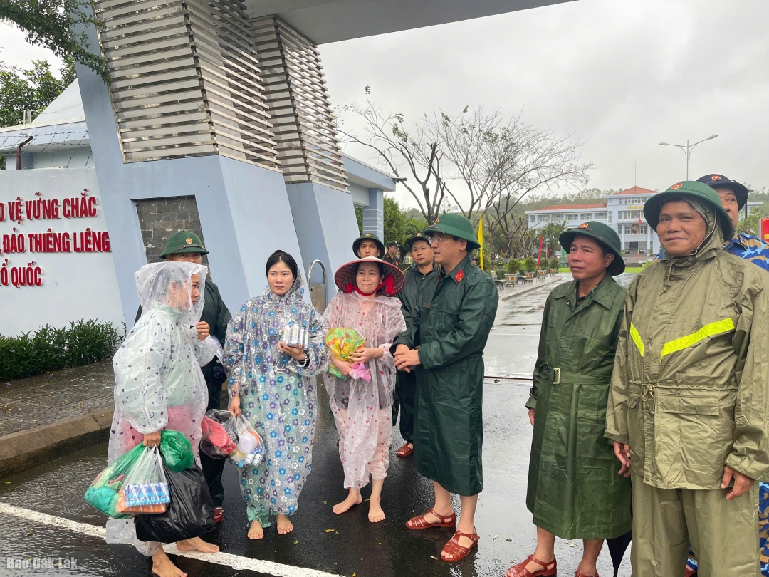 ក្រុមការងារបានចុះសួរសុខទុក្ខ និងសំណេះសំណាលជាមួយប្រជាពលរដ្ឋនៅតំបន់រងគ្រោះទឹកជំនន់។