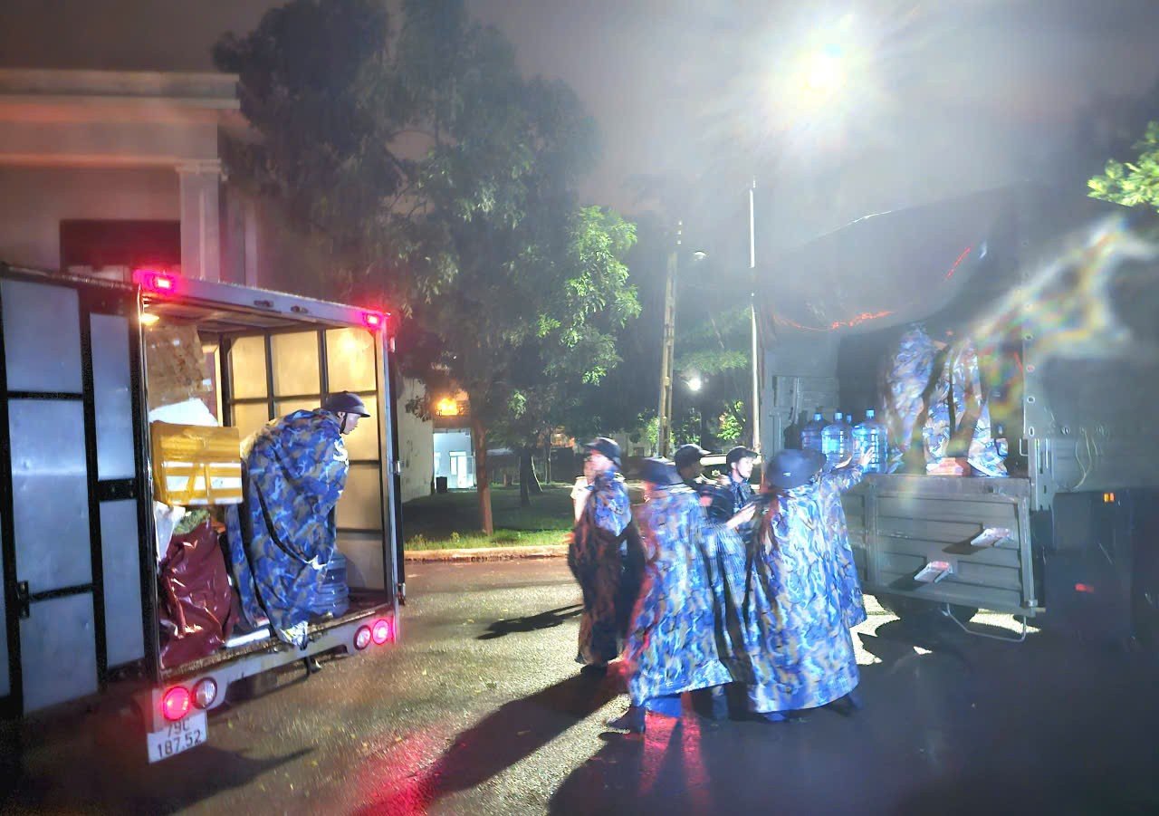 Hơn 300 chiến sĩ Hải quân cơ động giúp nhân dân ngay trong đêm