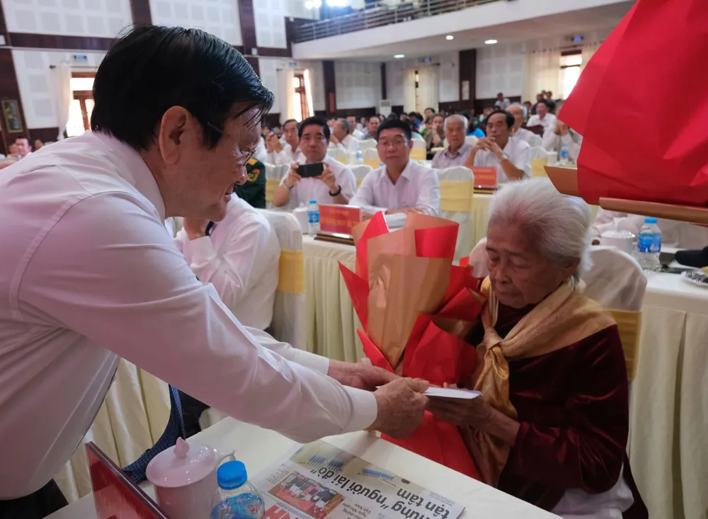 Nguyên Chủ tịch nước Trương Tấn Sang tặng quà tri ân đến Mẹ Việt Nam anh hùng Nguyễn Thị Phước
