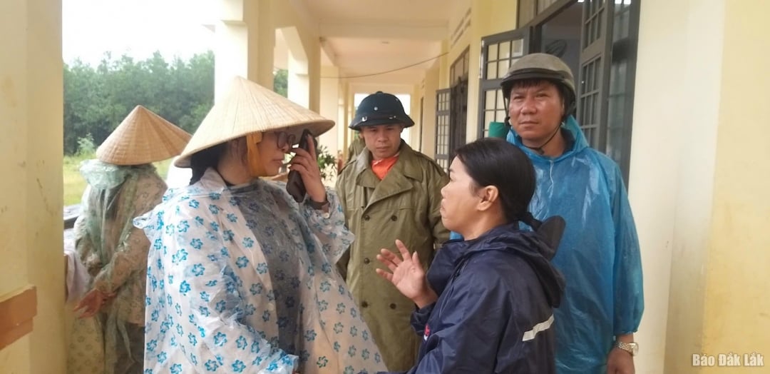 ທ່ານຮອງເລຂາຄະນະພັກແຂວງ ຮ່ວາງທ້ຽນເຍີນ ໄດ້ລົງຢ້ຽມຢາມ ແລະ ຊຸກຍູ້ປະຊາຊົນຢູ່ສະຖານທີ່ອົບພະຍົບ.