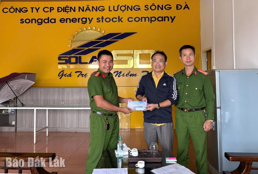 De politie van Tan An Ward, provincie Dak Lak, ontving geld voor noodhulp bij de overstroming van Song Da Power Joint Stock Company.