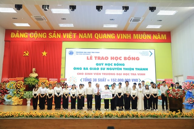 Trường ĐH Trà Vinh trao 200 suất học bổng trị giá hơn 1,1 tỉ đồng - Ảnh 2.