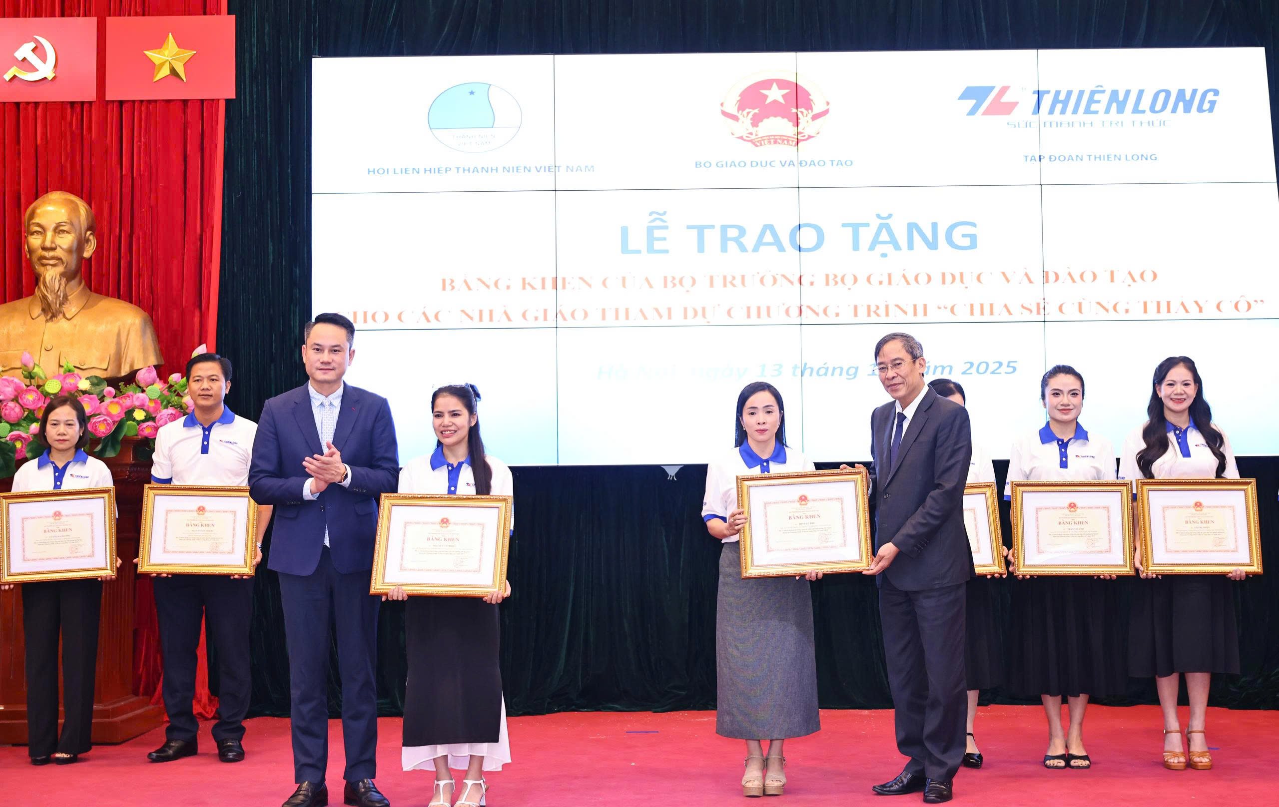 Пані Дінь Ле Тху отримала Почесну грамоту від Міністра освіти та навчання за численні досягнення в освіті та вихованні молодого покоління. Фото: Надано персонажем