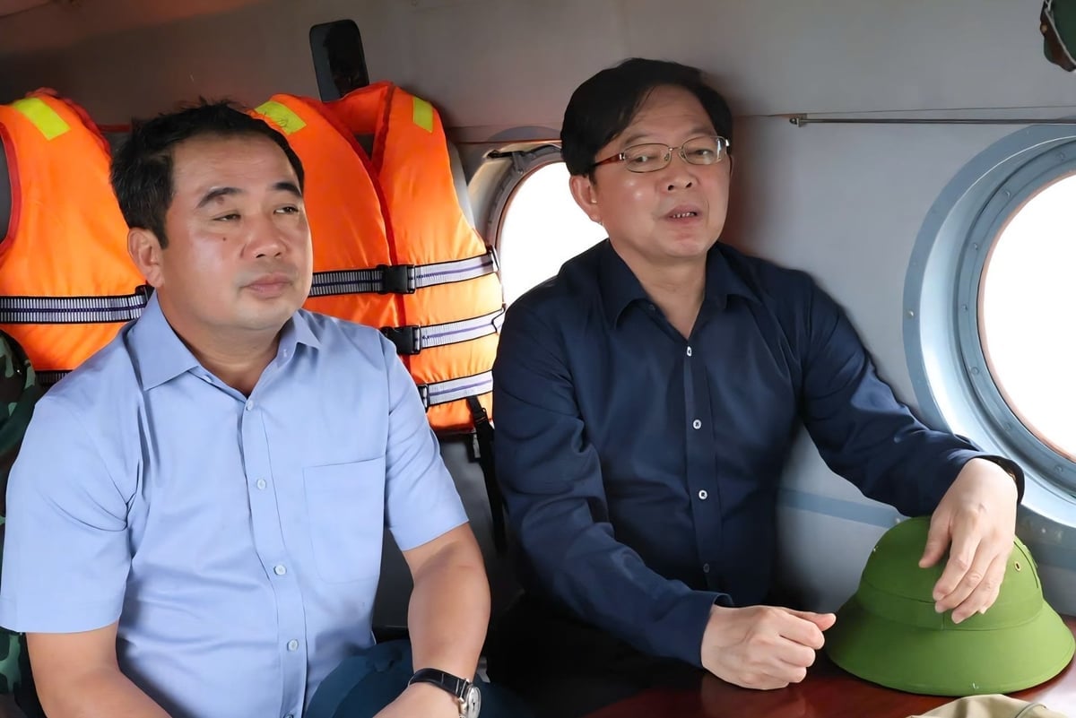 Landbruks- og miljøminister Tran Duc Thang (til venstre) fløy med delegasjonen til visestatsminister Ho Quoc Dung for å inspisere flomsituasjonen i Khanh Hoa. Foto: Landbruks- og miljødepartementet. Bộ trưởng Bộ Nông nghiệp và Môi trường Trần Đức Thắng (trái) bay cùng đoàn công tác của Phó Thủ tướng Chỉnh phủ Hồ Quốc Dũng kiểm tra tình hình ngập lụt tại Khánh Hòa. Ảnh: Bộ NN-MT.