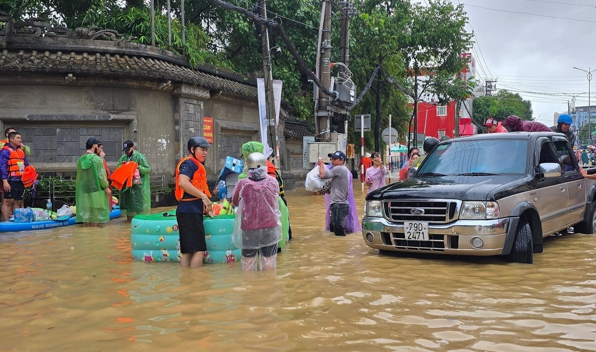 Myndighetene i Khanh Hoa sørger for mat til folk i oversvømte områder. Foto: Phuong Chi. Lực lượng chức năng Khánh Hòa tiếp tế lương thực cho người dân vùng ngập lụt. Ảnh: Phương Chi.