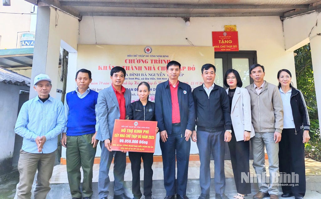 Leiders van het provinciale Rode Kruis, de gemeente Gia Vien en familieleden waren aanwezig bij de inauguratie van het huis door mevrouw Nguyen Thi Tiep en haar familie.