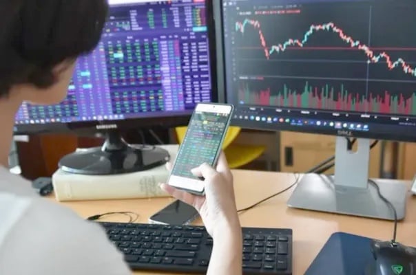 Dòng tiền nội suy yếu, VN-Index vẫn bật xanh nhờ trụ lớn và lực mua ròng của khối ngoại