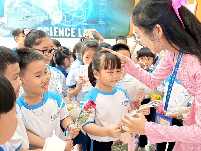 Rạng ngời ánh mắt cô, trò ngày Nhà giáo Việt Nam  - Ảnh 3.