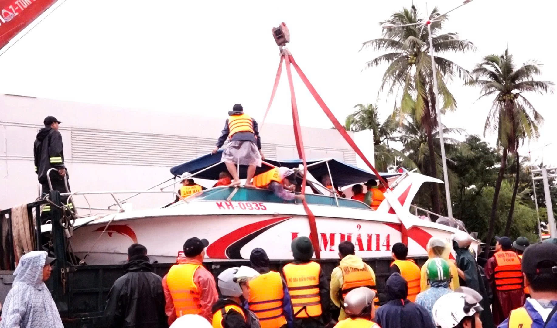 Η Επαρχιακή Συνοριακή Φρουρά κινητοποίησε κανό και συμμετείχε στη διάσωση.