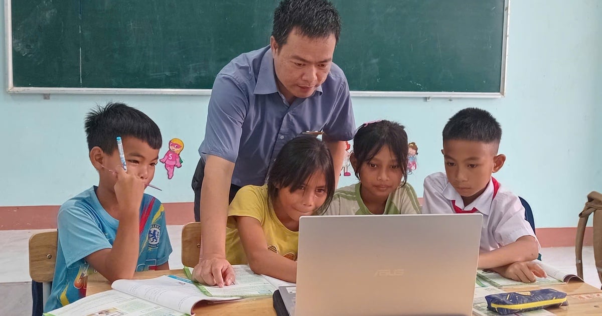 Chiếc máy tính 20 năm tuổi và phòng tin học đầu tiên của thầy giáo Quảng Trị