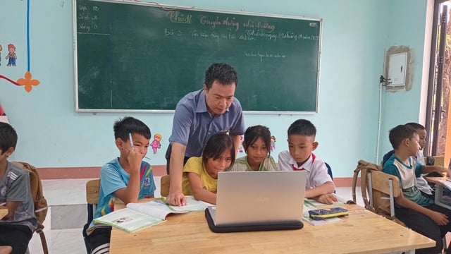 Thầy giáo ở Quảng Trị mang công nghệ đến các lớp học vùng biên  - Ảnh 1.