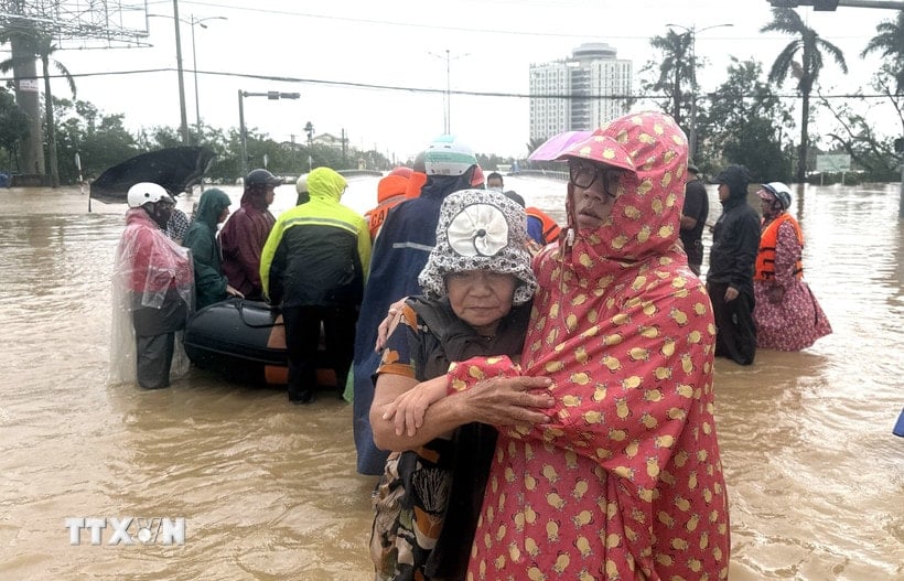 Muitas famílias em áreas alagadas em Dak Lak foram resgatadas e levadas para locais seguros. (Foto: Tuong Quan/VNA)