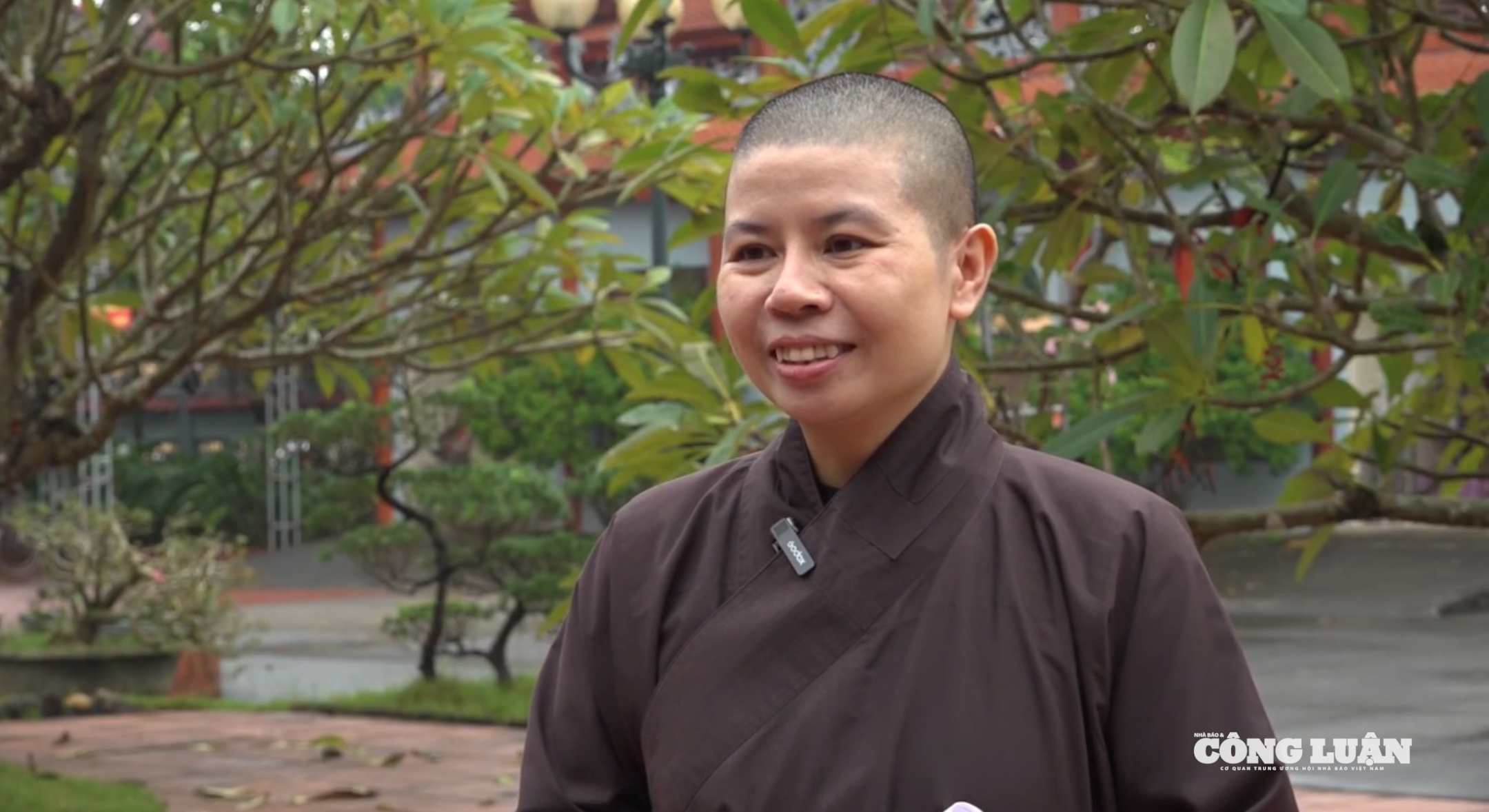 Sư cô Thích Nữ Tịnh Nhãn - người mở lớp học miễn phí tại chùa Phúc Hưng, tận tâm gieo chữ và dạy các giá trị sống cho trẻ em.