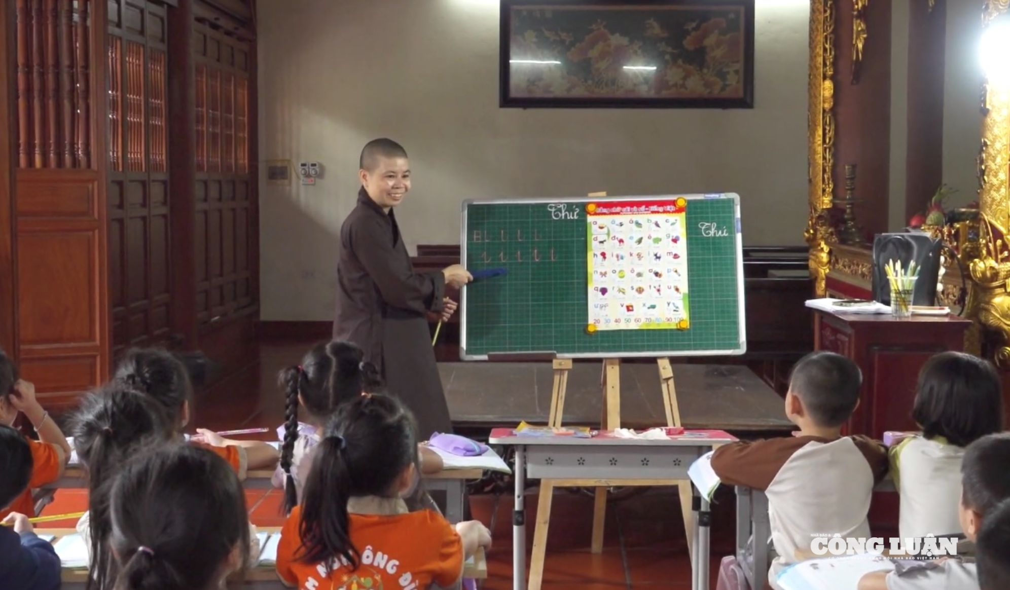 Sư cô Thích Nữ Tịnh Nhãn trong một buổi dạy lớp học miễn phí.