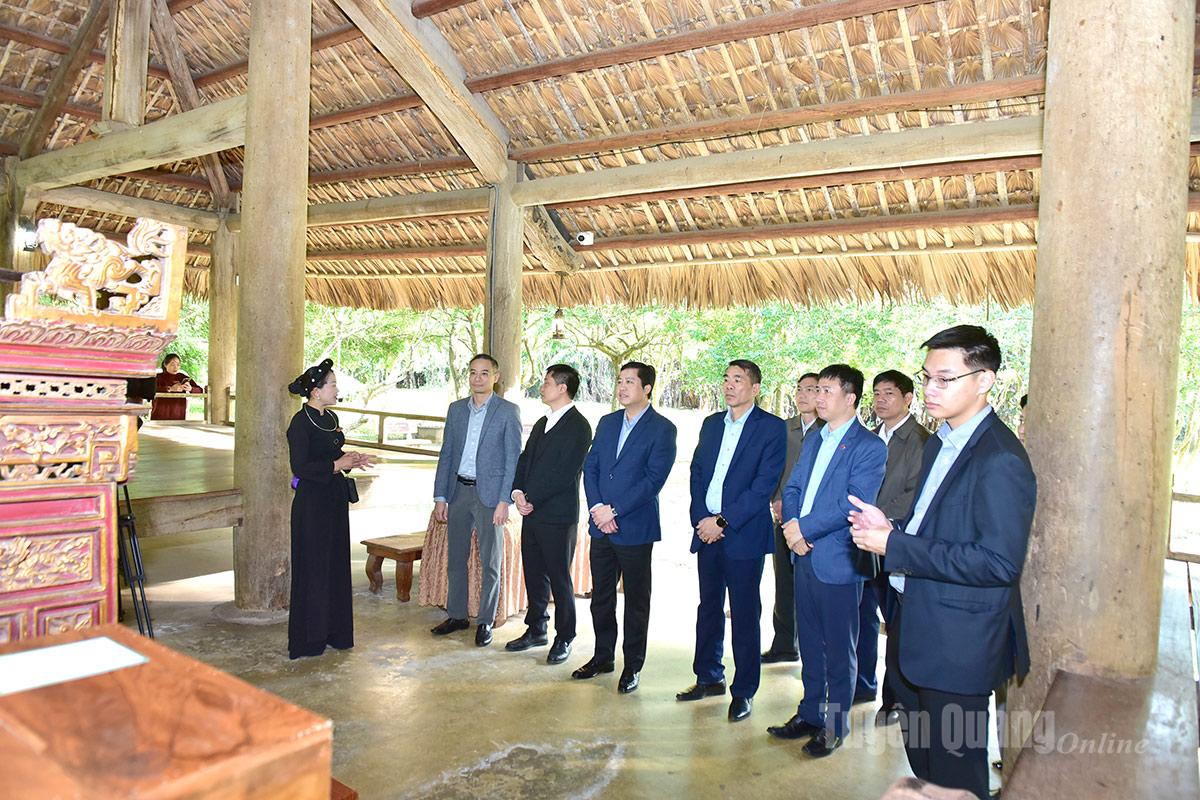 Đoàn công tác của Thanh tra Chính phủ do đồng chí Dương Quốc Huy, Phó Tổng Thanh tra Chính phủ làm Trưởng đoàn dâng hương, nghe giới thiệu về giá trị lịch sử của Đình Tân Trào.