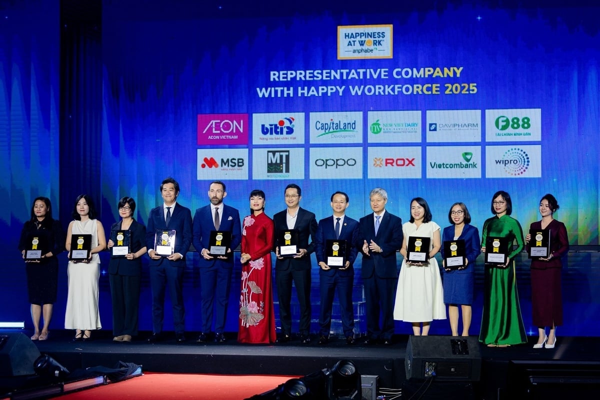 Đại diện ROX Group (thứ ba từ phải sang) nhận chứng nhận 'Nguồn nhân lực hạnh phúc'. Ảnh: ROX.