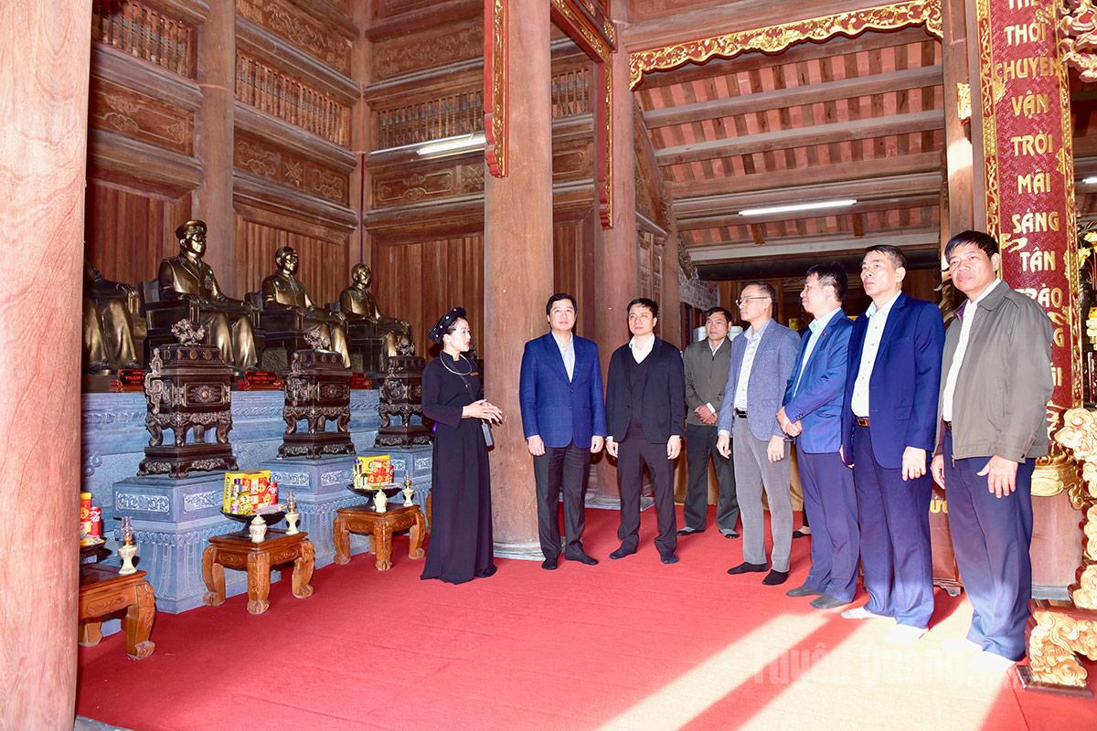 Đoàn công tác Thanh tra Chính phủ dâng hương, nghe giới thiệu tại Khu tưởng niệm Chủ tịch Hồ Chí Minh và các vị tiền bối cách mạng.