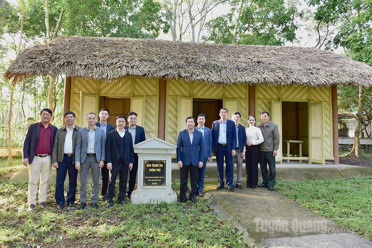 Phó Tổng Thanh tra Chính phủ Dương Quốc Huy và các thành viên đoàn công tác chụp ảnh lưu niệm tại Di tích Ban Thanh tra Chính phủ đã ở, làm việc từ năm 1949 đến 1954, xã Minh Thanh.