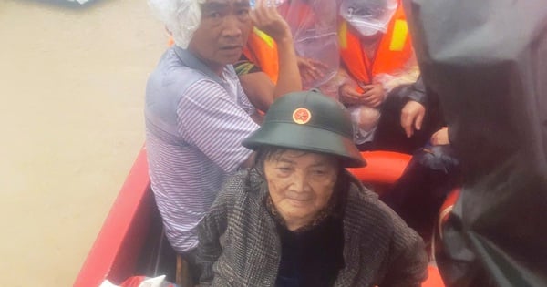 Bộ đội 'đi từng nhà, rà từng hộ' ứng cứu, tiếp tế thực phẩm cho người dân