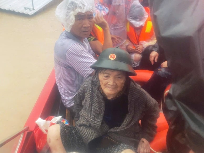 Bộ đội 'đi từng nhà, rà từng hộ' ứng cứu, tiếp tế thực phẩm cho người dân- Ảnh 2.