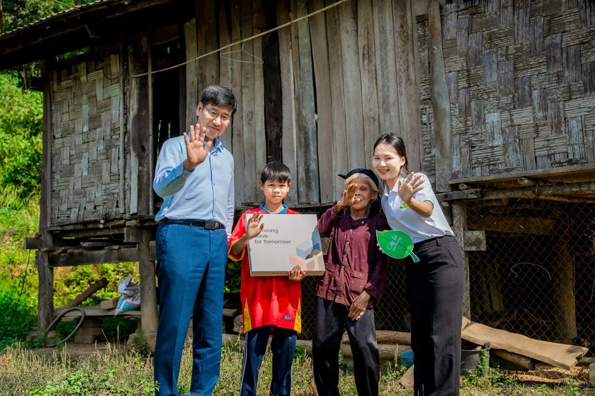 Tổng Giám đốc Samsung Việt Nam ghé thăm cậu bé mồ côi tại Thái Nguyên- Ảnh 1.