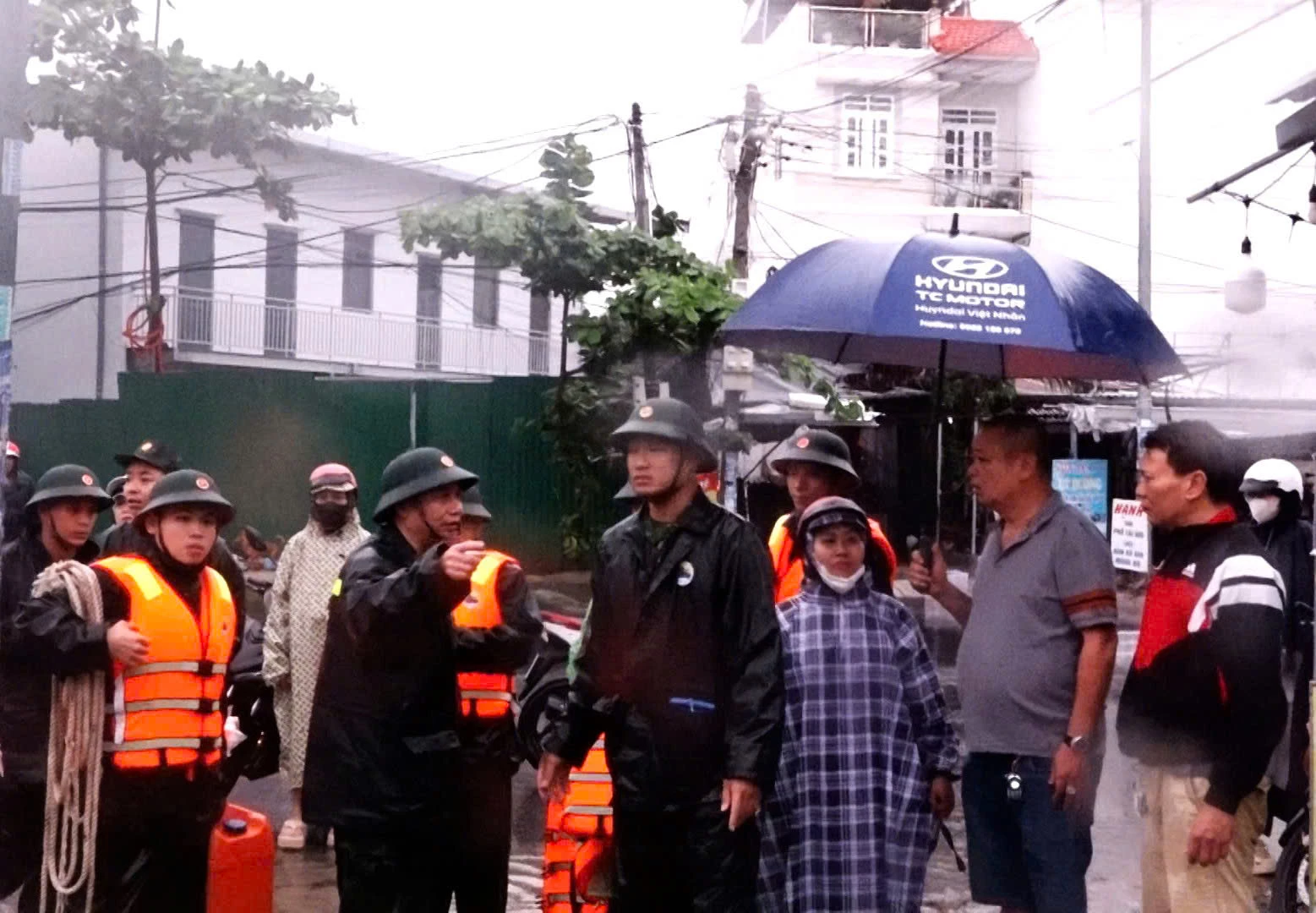 A mentési munkálatokat Nguyễn Doố Hoa ezredes irányította.