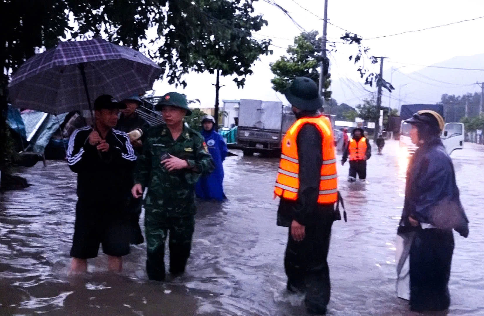 A mentési munkálatokat Nguyễn Doố Hoa ezredes irányította.