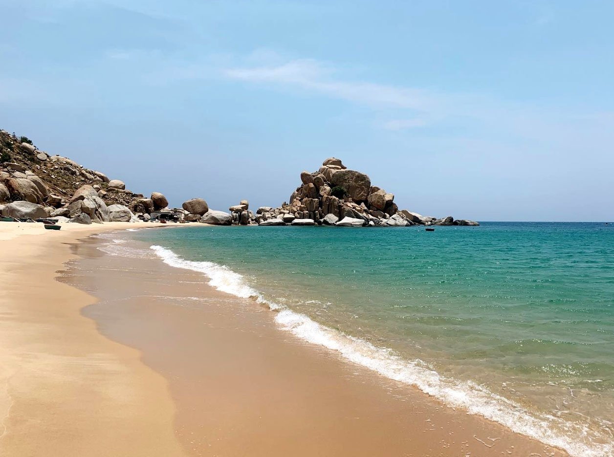 سفید ریت اور صاف نیلے پانی کے ساتھ Trang بیچ Ninh Thuan۔