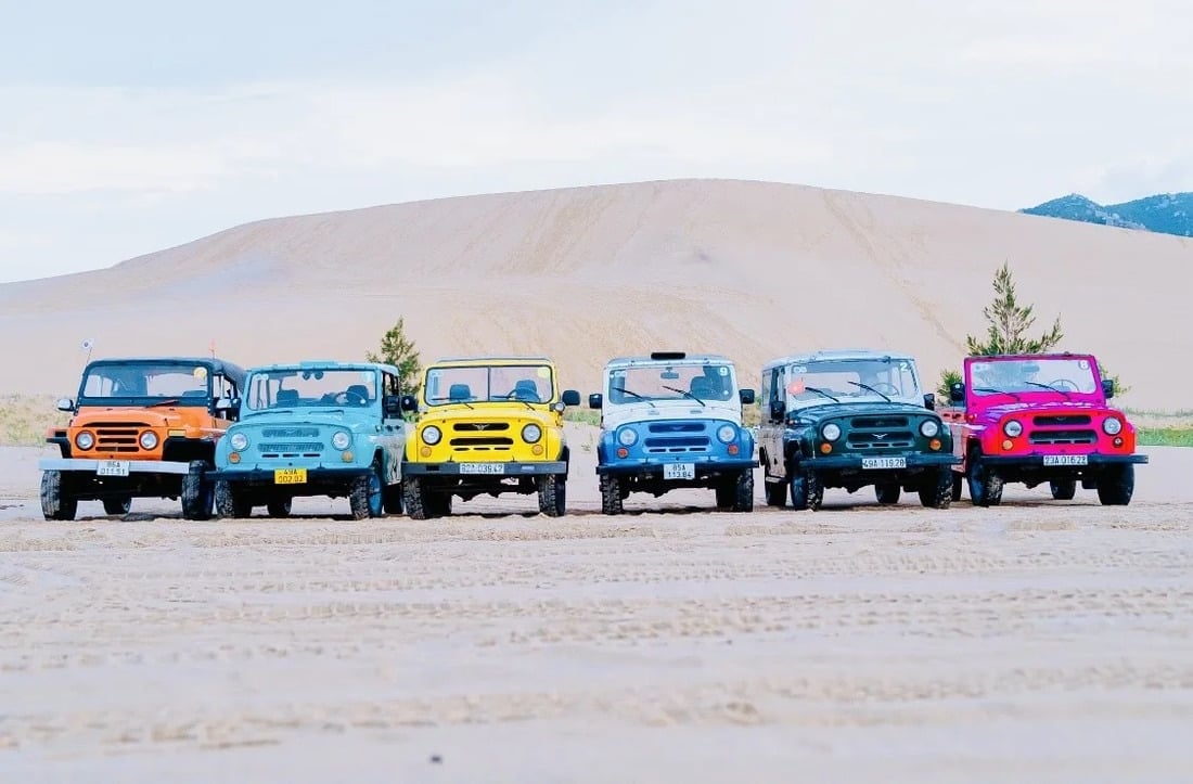 Mui Dinh ریت کے ٹیلوں پر سیاح سڑک سے دور گاڑیوں کا تجربہ کرتے ہیں۔