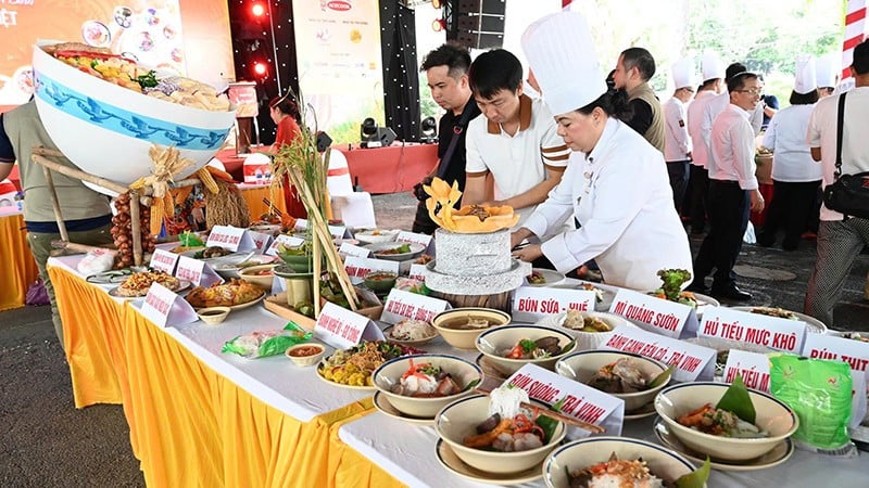 Sätt rekord med 100 läckra rätter gjorda på risnudlar och vermicelli vid den första vietnamesiska risnudelfestivalen (Foto: Organisationskommittén)