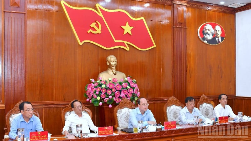 Các đồng chí Thường trực Tỉnh ủy Cà Mau chủ trì hội nghị.