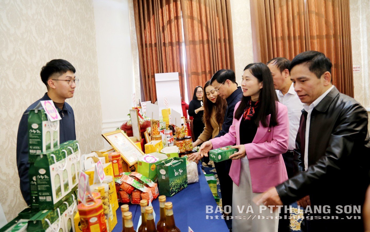 Đồng chí Trần Thanh Nhàn, Phó Chủ tịch UBND tỉnh và các đại biểu tham quan quầy trưng bày các sản phẩm OCOP tại hội nghị