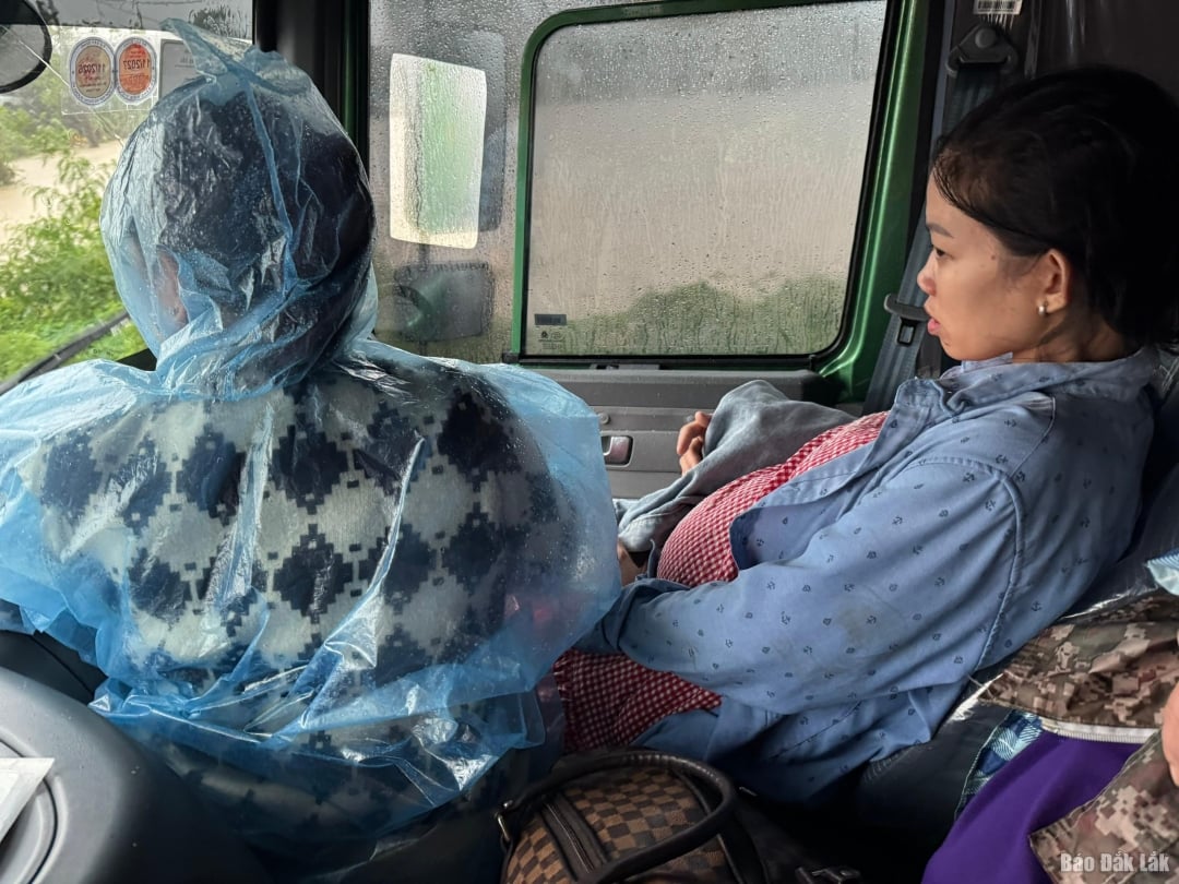 Пані Дан вчасно доставили до медичного центру каретою швидкої допомоги з відділення А Фу Єна.