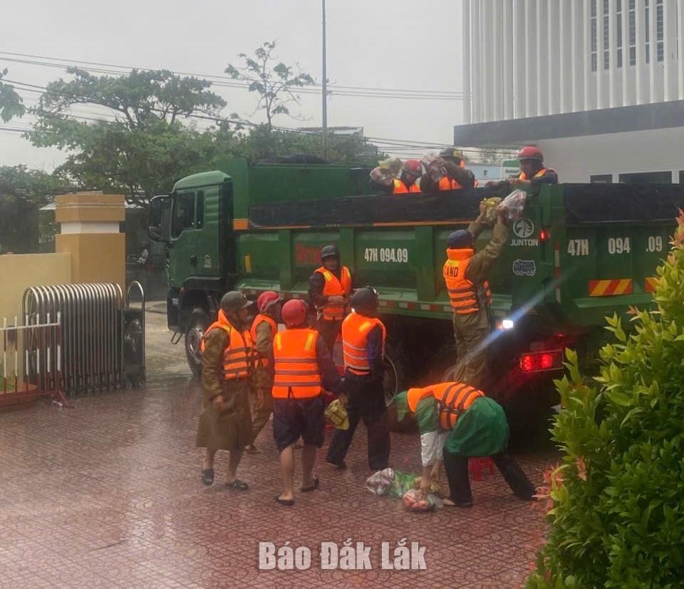 Сили допомоги району Фу Єн перевозили предмети першої необхідності на транспортних засобах для доставки людям у віддалених районах.