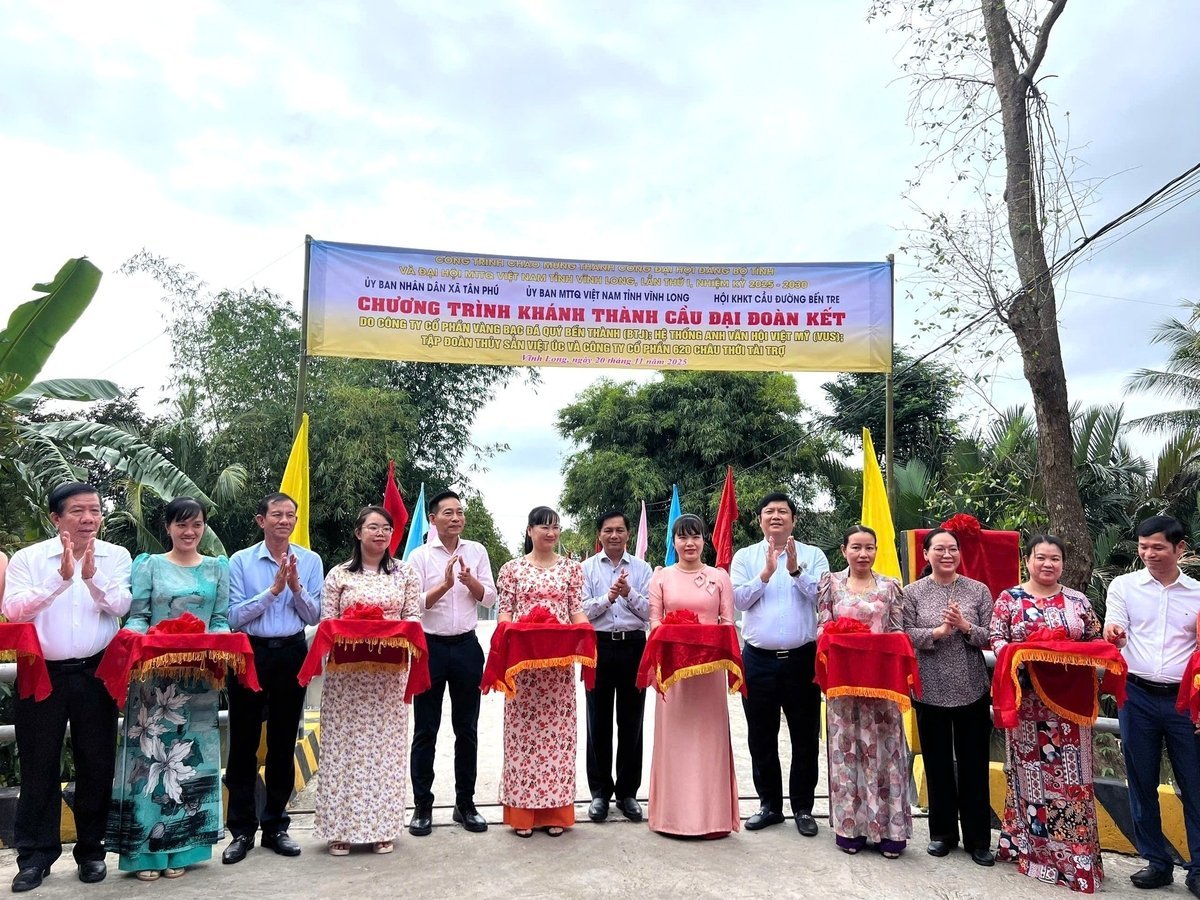 Đến dự Lễ Khánh thành có ông Trần Văn Lâu (giữa), Bí thư Tỉnh ủy Vĩnh Long. Ảnh: Minh Đảm.