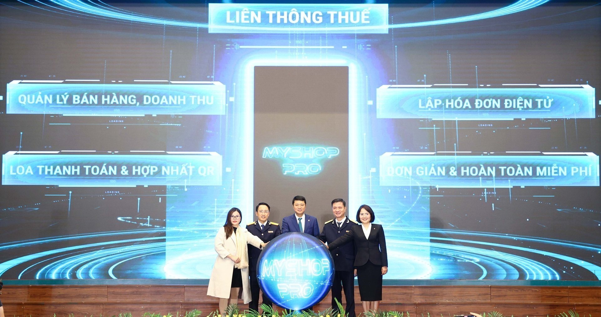 Przedstawiciele Urzędu Skarbowego, BIDV oraz przedsiębiorstw przeprowadzili ceremonię otwarcia MyShop Pro – kompleksowego ekosystemu finansowego dla małych przedsiębiorców i przedsiębiorstw. Zdjęcie: BIDV. Đại diện Cục Thuế, BIDV và hộ kinh doanh thực hiện nghi thức ra mắt MyShop Pro - hệ sinh thái tài chính toàn diện dành cho tiểu thương, hộ kinh doanh. Ảnh: BIDV.
