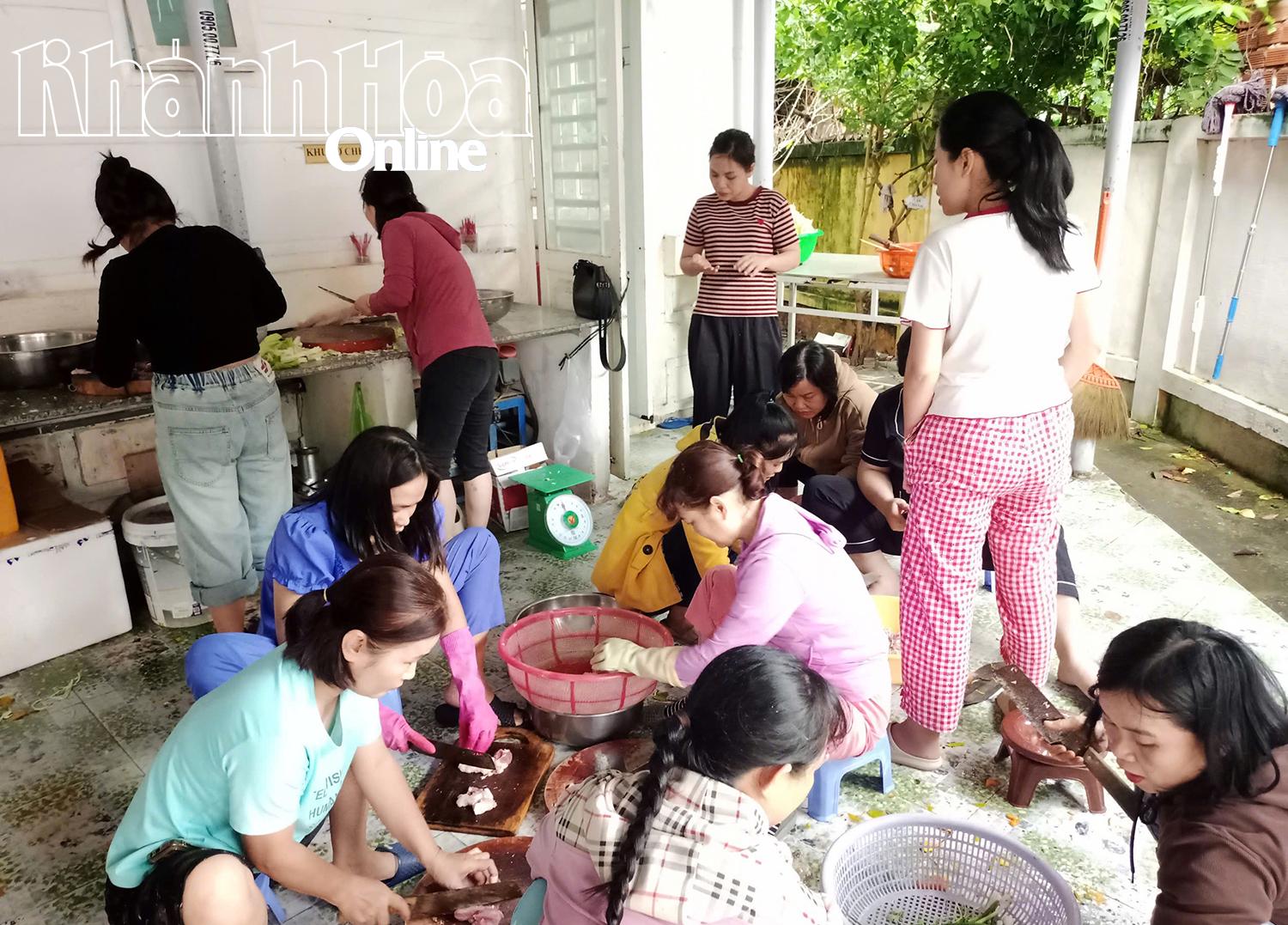 A Do Vinh Óvoda (Do Vinh kerület) rizsfőző alapanyagokat készít, hogy segítsen az elárasztott területeken élő embereken.