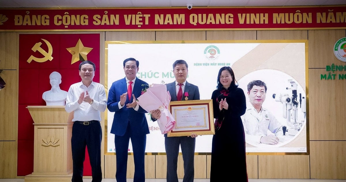 Chủ tịch Ủy ban nhân dân tỉnh Võ Trọng Hải tặng hoa chúc mừng tân Phó Giáo sư thuộc ngành Y tế Nghệ An