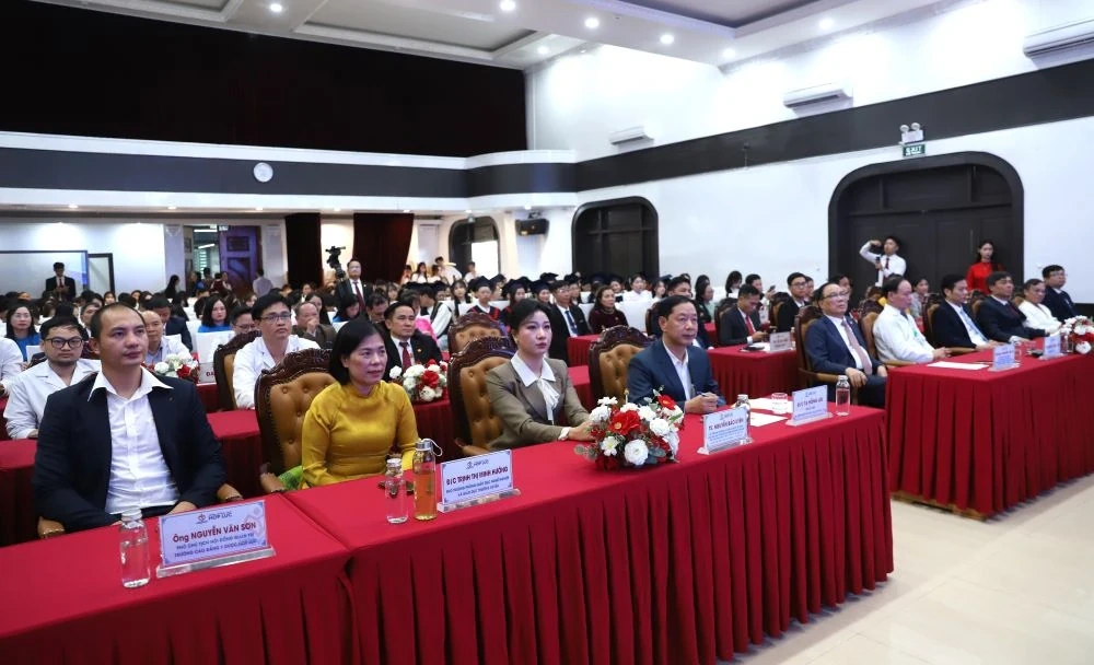 হপ লুক মেডিকেল কলেজ ভিয়েতনামী শিক্ষক দিবস উদযাপন করেছে এবং শিক্ষার্থীদের ডিপ্লোমা প্রদান করেছে